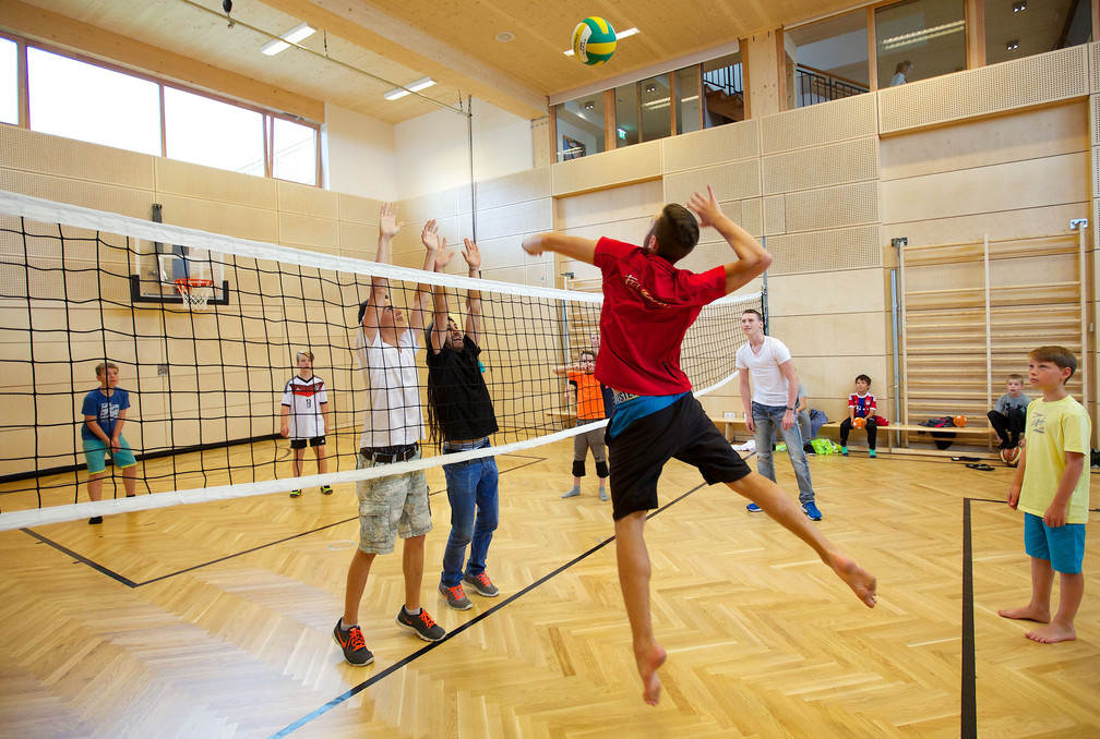 KInder und Teenager beim Volleyball Spielen in der Turnhalle im Familienhotel Feuerberg in Kärnten