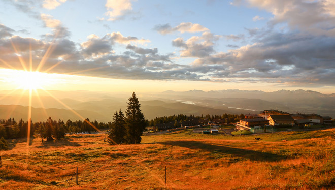 Blick auf das Almresort Mountain Resort Feuerberg im Herbst
