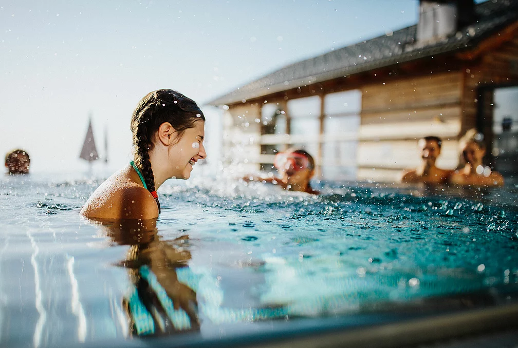 Wasserwelten Familie plantscht im Pool im Familienhotel Feuerberg