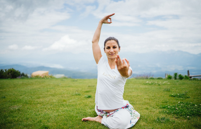 Frau beim Yoga auf der Gerlitzen Alpe in Kärnten im Wellness- und Yogahotel Feuerberg