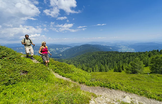 Frau und Mann wandern durch die Berglandschaft der Gerlitzen Alpe in Kärnten