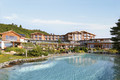Almsee mit Mountain Resort Feuerberg im Hintergrund