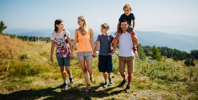 Familie beim Wandern auf der Gerlitzen im Sonnenschein im Familienurlaub in Kärnten