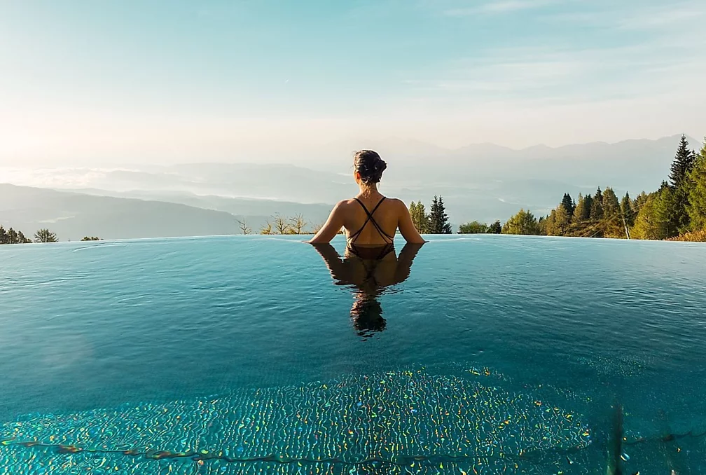 Eine Frau genießt den Ausblick im Skypool