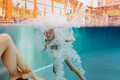 Kind taucht im Hallenbad im Family Spa und Wellnesshotel Feuerberg in Kärnten