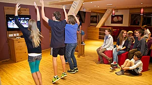 Kinder und Jugendliche spielen in der Players Lounge im Mountain Resort Feuerberg