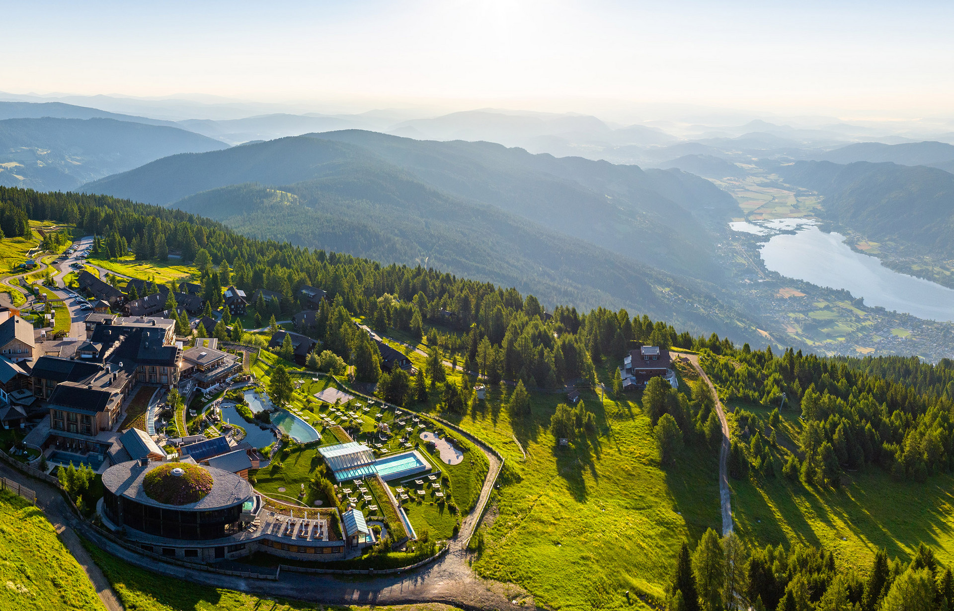 Drohnenaufnahme Mountain Resort mit Blick auf einen Kärntner See