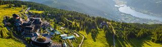 Drohnenaufnahme Mountain Resort mit Blick auf einen Kärntner See