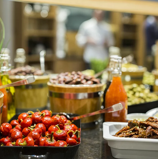 Vorspeisenbuffet der Verwöhnpension beim Abendessen im Mountain Resort Feuerberg auf der Gerlitzen Alpe in Kärnten