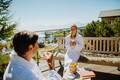 Frau und Mann beim Teetrinken auf der Sonnenterrasse des Mountain Resort Feuerberg in Kärnten