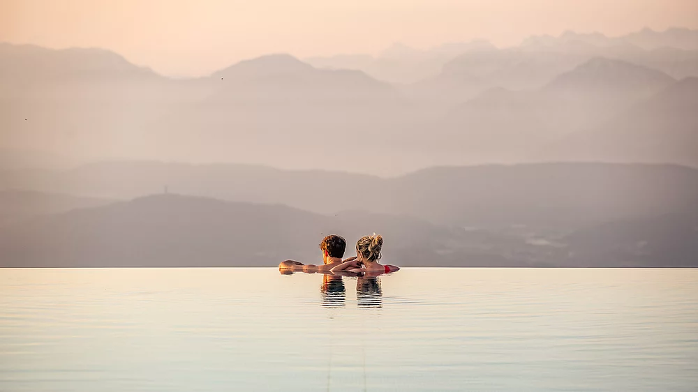 Paar im Unendlichpool im Mountain Resort Feuerberg