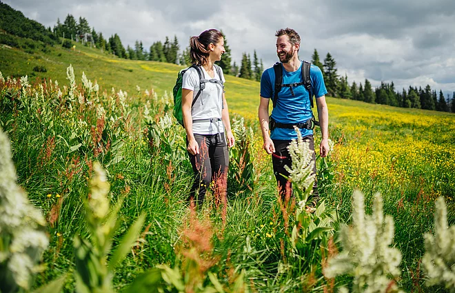 Mann und Frau beim Wandern auf der Gerlitzen Alpe in Kärnten