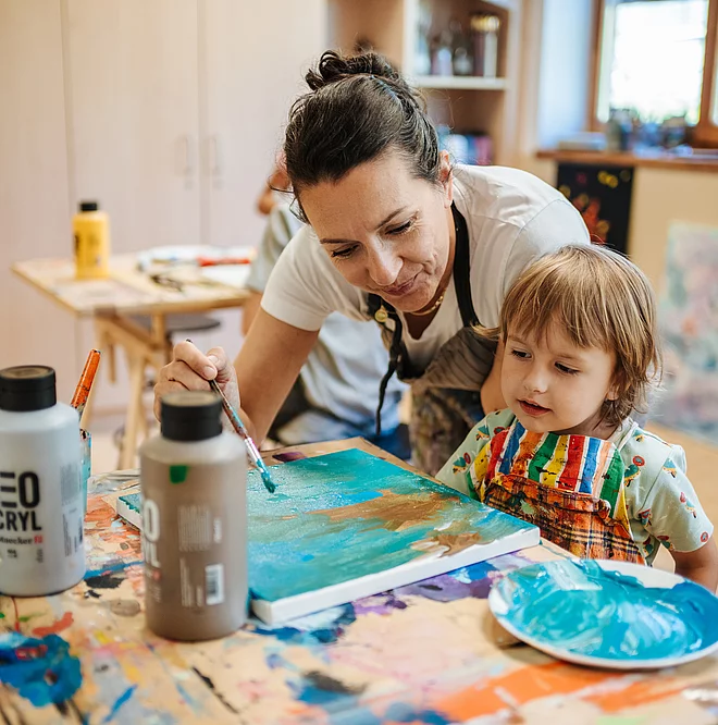 (c) Mountain Resort Feuerberg_Atelier_Martin_Hofmann Aufnahme aus dem Atelier Ulla mit einem Kind