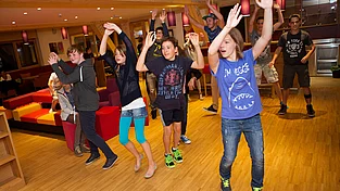 Kinder und Teenager beim Spielen im Loft im Familienurlaub in Kärnten