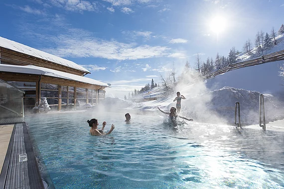 Familie beim schwimmen in der Alpentherme im Skihotel Feuerberg auf der Gerlitzen in Kärnten