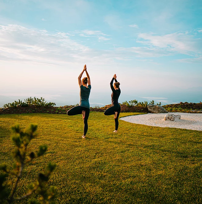 Yoga im Mountain Resort Feuerberg unterhalb der Wellness-Badewelt