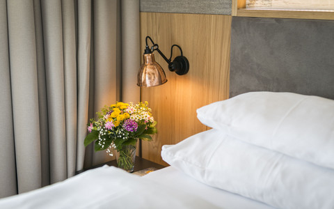 Detailaufname eines Bettes mit zwei Kopfkissen in einem Doppelzimmer des Hotel Feuerberg in Kärnten
