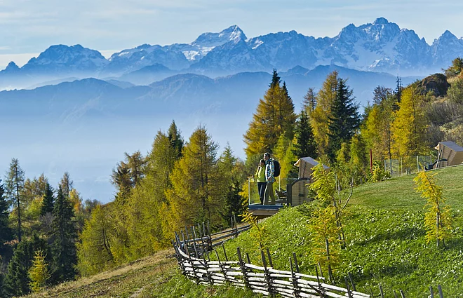 Frau und Mann genießen die Aussicht beim Wandern durch die Berglandschaft der Gerlitzen Alpe in Kärnten