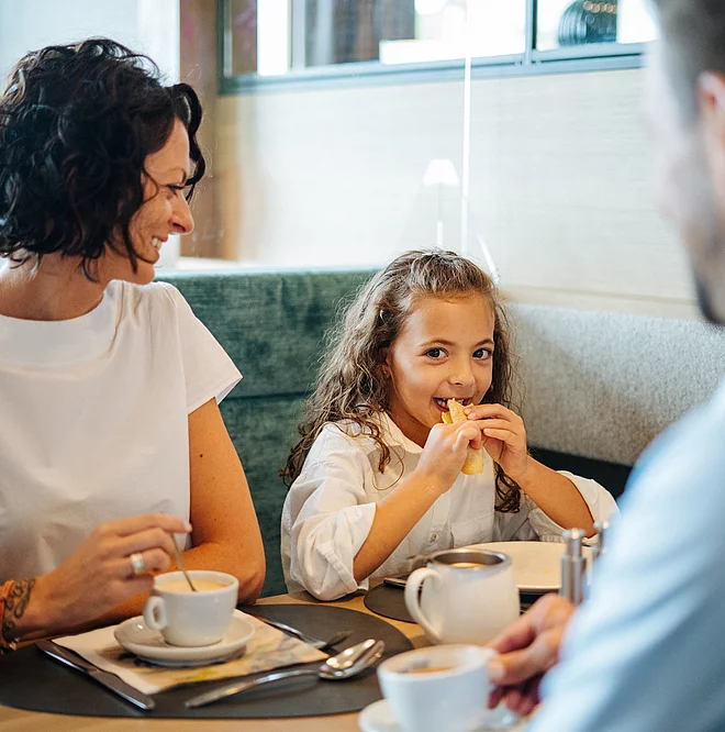 Eine Familie beim Frühstückstisch