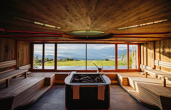 11 Saunen / 16 Ruheoasen Konzertsauna mit Ausblick auf die Berge im Wellnesshotel Feuerberg in Kärnten