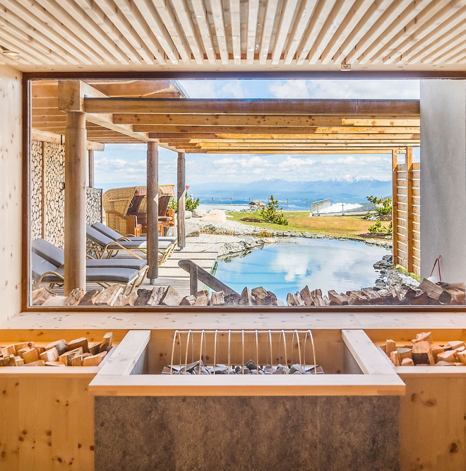 Zirbensaune mit Zugang zum Almsee im Winter im Wellnesshotel Feuerberg in Kärnten