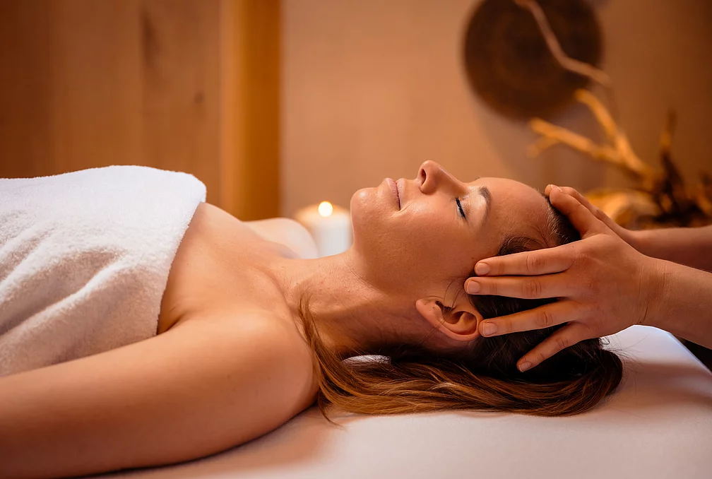 Eine Frau bei einer Gesichtsmassage im MEIN SEIN