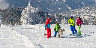 Familie mit Hund im winetr auf der Gerlitzen Alpe