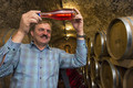 Mann mit Dockner Saft