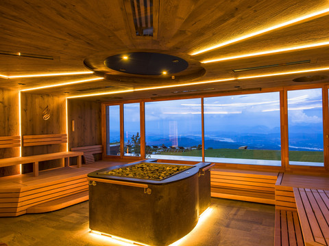 Konzertsauna mit Ausblick auf die Berge im Wellnesshotel Feuerberg in Kärnten