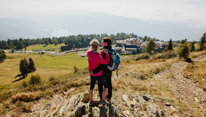 Mann und Frau beim Rasten nach einer Wanderung im Urlaub nahe des Mountain Resort Feuerberg in Kärnten