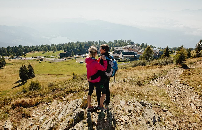 Mann und Frau beim Rasten nach einer Wanderung im Urlaub nahe des Mountain Resort Feuerberg in Kärnten