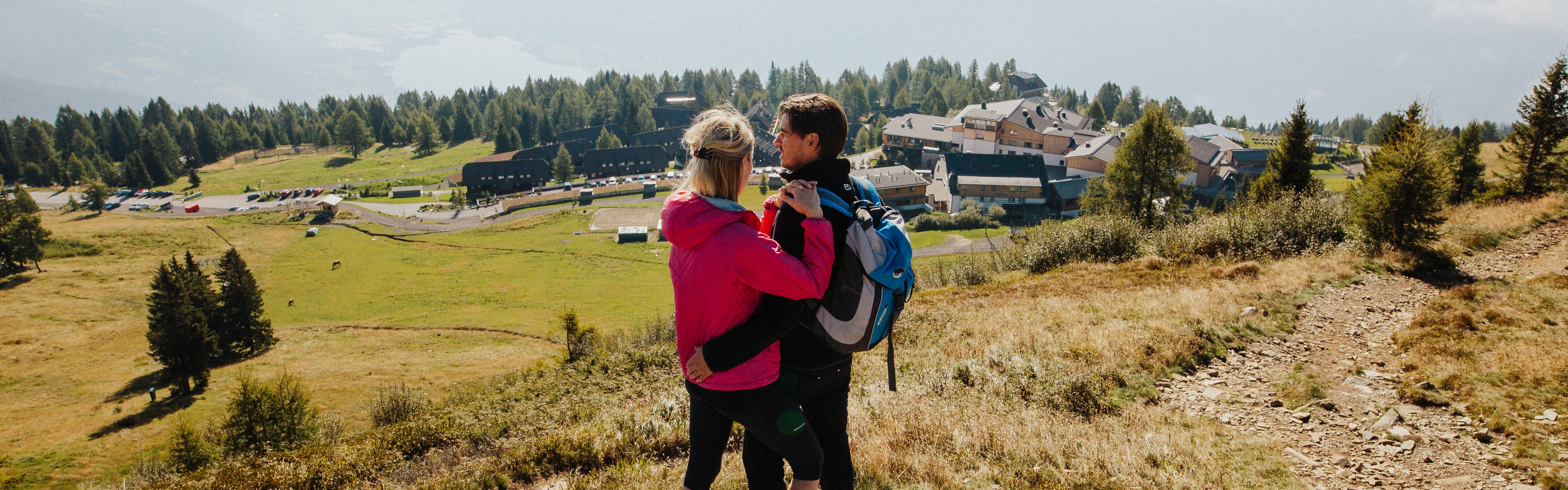 Mann und Frau beim Rasten nach einer Wanderung im Urlaub nahe des Mountain Resort Feuerberg in Kärnten