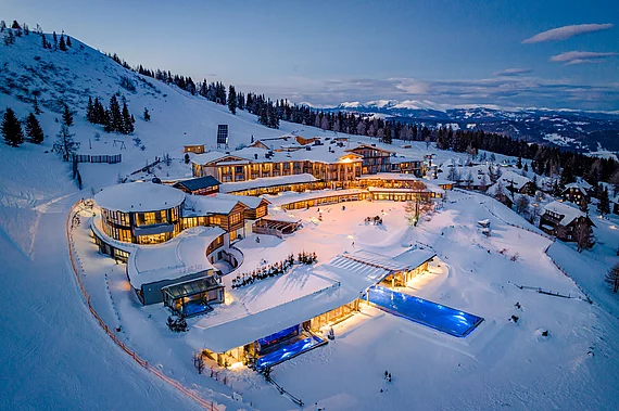 Resort im Winter bei Schnee