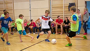 KInder und Teenager beim Fussballspielen in der Turnhalle im Familienhotel Feuerberg in Kärnten