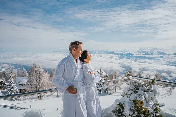 Paar entspannt im Wellness- und Skiurlaub im Skihotel Feuerberg auf der Gerlitzen Alpe im Winter
