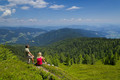 Frau und Mann wandern durch die Berglandschaft der Gerlitzen Alpe in Kärnten