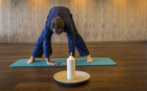 Mann beim Yoga im Wellness- und Yogahotel Feuerberg auf der Gerlitzen Alpe in Kärnten