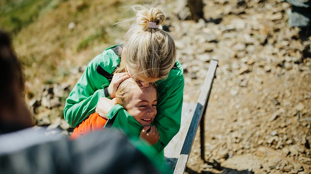 Mutter und Tochter beim Rasten nach dem Wandern auf der Gerlitzen im Sonnenschein im Familienurlaub in Kärnten