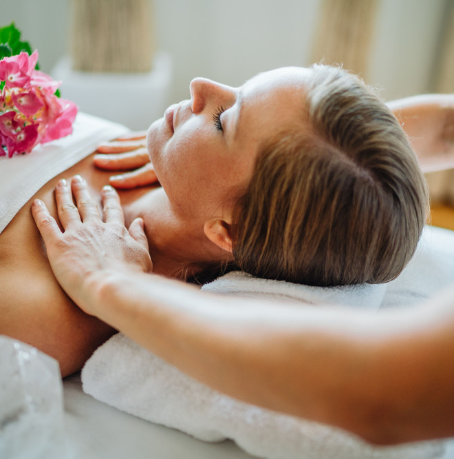 Frau bekommt eine Massage im Almresort Feuerberg
