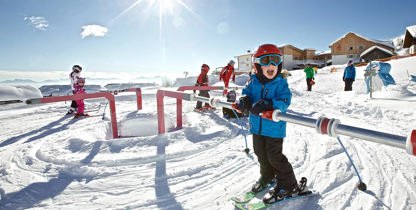 Kinder beim Skikurs des Hotel Mountain Resort Feuerberg direkt an der Piste im Skiurlaub in Kärnten