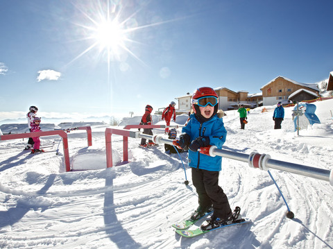 Kinder beim Skikurs des Hotel Mountain Resort Feuerberg direkt an der Piste im Skiurlaub in Kärnten