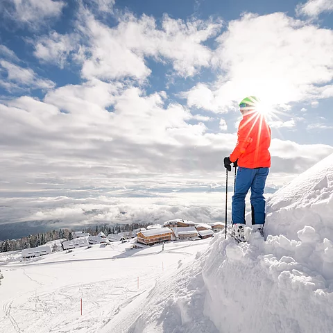 Ski-Schuh-Wandern auf der Gerlitzen Alpe bei sonnigem Wetter.