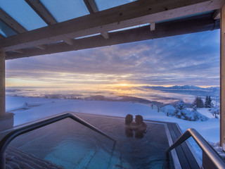 Paar im Panorama Pool im Winter im Wellnesshotel Feuerberg in Kärnten