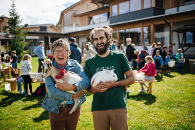 Almluft in der Nase, flauschige Begegnungen ganz nah Wenn Kinder fröhlich lachen, Ziegen um die Wette springen und Alpakas geduldig ihre Köpfe neigen, ist Sommer auf der Gerlitzen.