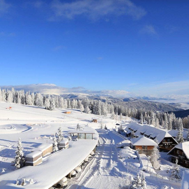 Was für eine Pracht! Mehr als 40 cm Neuschnee und strahlende Sonne zum Tagesstart. #neuschnee #vomhimmelberührt #feuerbergmountainresort #travel #erholungpur #entspannen #österreich ...