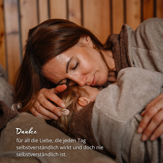 Am Muttertag geht es um die Menschen, die immer da sind. Die zuhören, auffangen, mitfühlen und so oft an alle denken – nur nicht an sich selbst - Mamas.