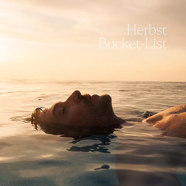 Deine Bucket-List für den Herbst. Nicht voller Dinge, die man unbedingt erledigen muss. Sondern voller Momente, für die wir uns wieder mehr Zeit nehmen möchten. Draußen sein. Wärme spüren.