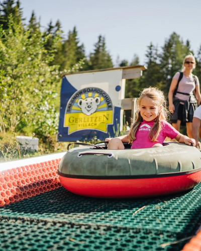 Erlebnisse, die verbinden. Erinnerungen, die bleiben. Ein Familienurlaub am Feuerberg ist mehr als nur ein Ortswechsel. Es ist gemeinsame Zeit inmitten von Natur, Leichtigkeit und Abenteuern.