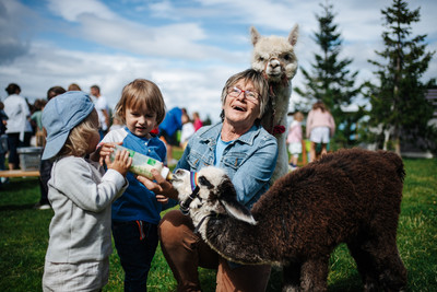 Almluft in der Nase, flauschige Begegnungen ganz nah Wenn Kinder fröhlich lachen, Ziegen um die Wette springen und Alpakas geduldig ihre Köpfe neigen, ist Sommer auf der Gerlitzen.
