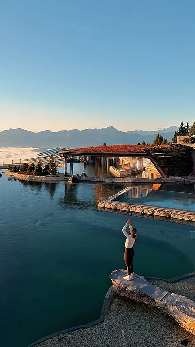 Bei sich ankommen. Wenn der Herbst den Berg ruhiger werden lässt, entsteht Raum für das, was im Alltag manchmal zu kurz kommt. Die Weite auf sich wirken lassen. Die klare Bergluft einatmen.